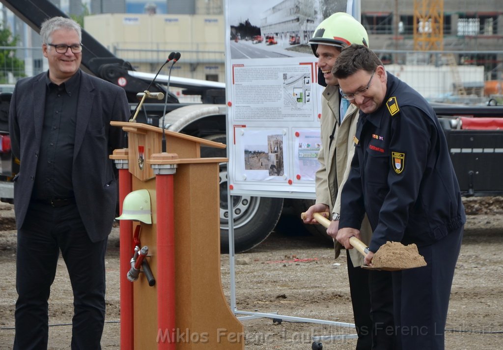 Erster Spatenstich Neues Feuerwehrzentrum Koeln Kalk Gummersbacherstr P121.JPG - Miklos Laubert